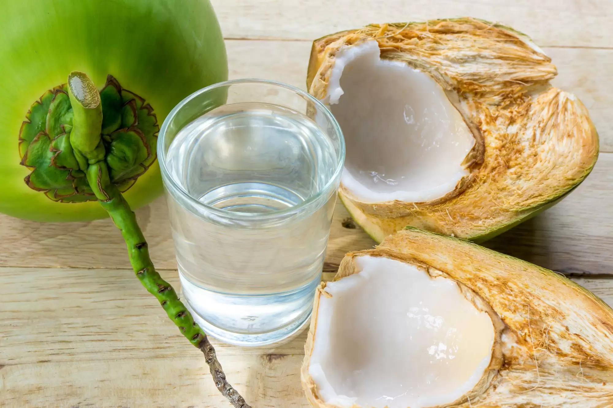 UỐNG NƯỚC DỪA MỖI NGÀY CÓ TỐT KHÔNG? LỢI ÍCH, TÁC DỤNG VÀ MỘT SỐ LƯU Ý KHI UỐNG NƯỚC DỪA TƯƠI